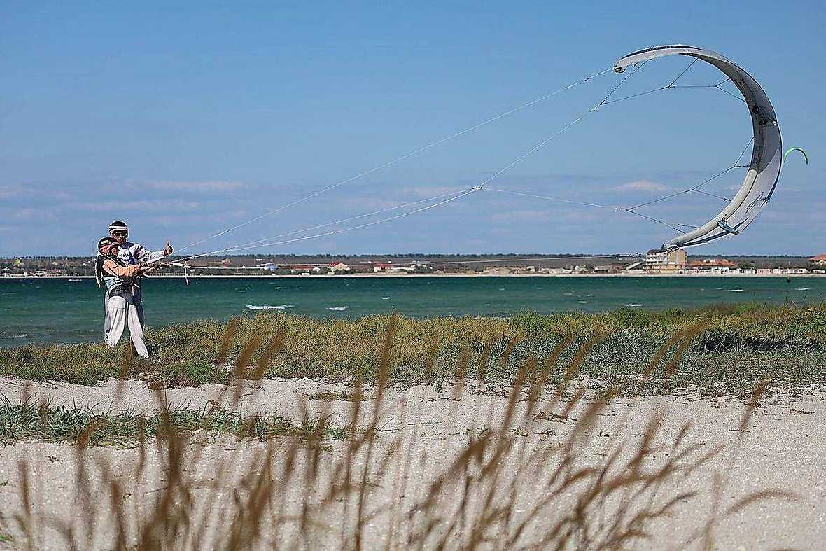 Beginner kitesurf lesson on the beach at Michamvi